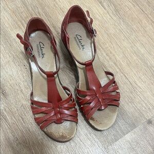 CLARKS | Wide T-Strap Leather Comfort Sandals